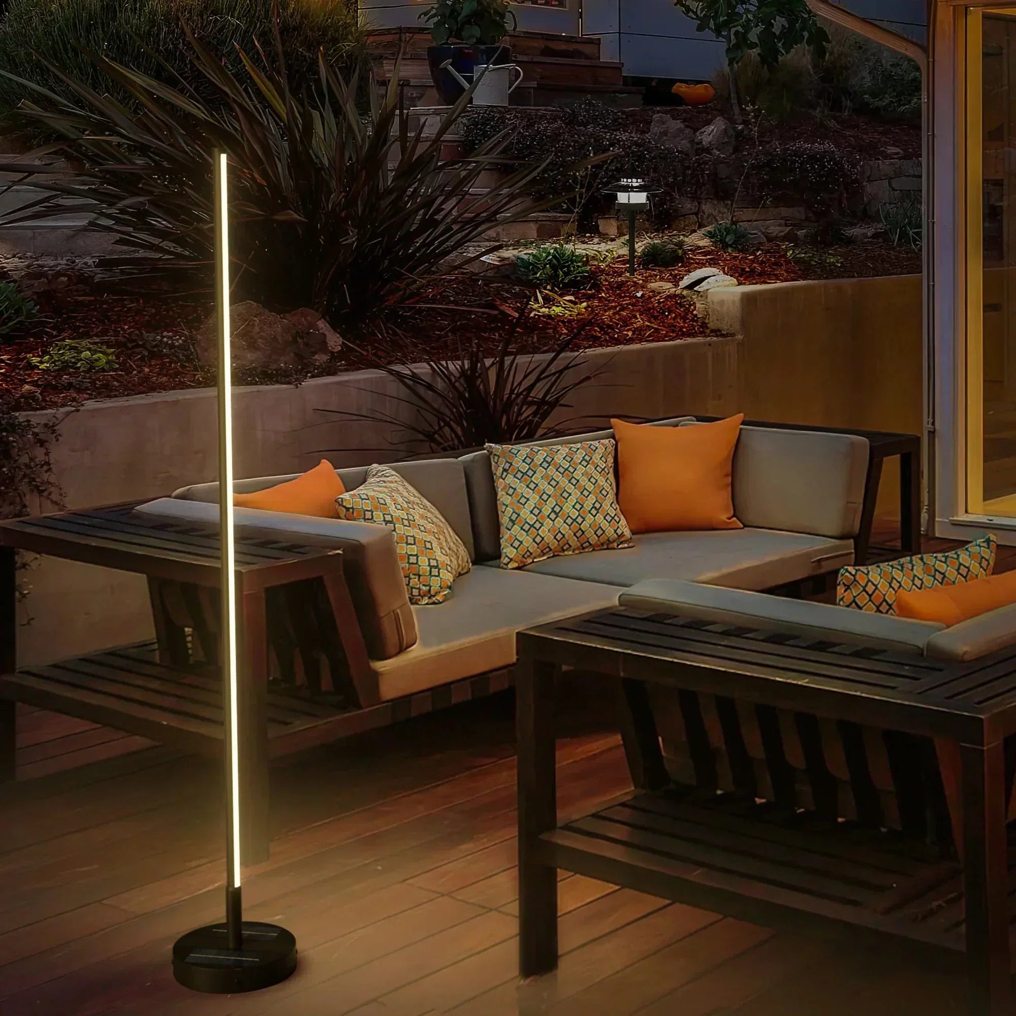 Solara Contemporary Outdoor Floor Lamp | Mennts